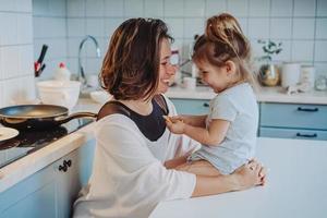 maman et petite fille s'amusent ensemble photo