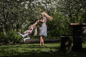 mère torsion fille dans le jardin photo