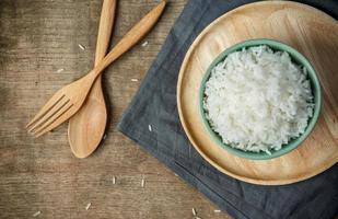 vue rapprochée du riz blanc cuit avec napery et cuillère en bois - mise au point douce photo