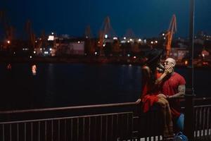 mec et fille se serrant les coudes sur fond de port de nuit photo