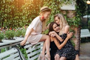 trois filles sur le banc photo