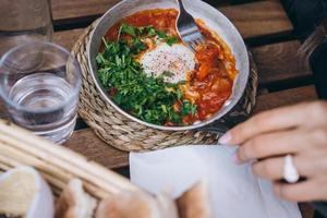 shakshuka, œufs frits à la sauce tomate sur la table photo