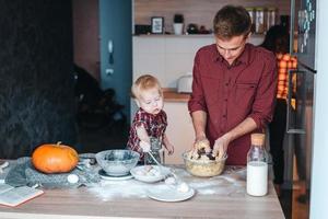 papa et petit fils préparent une tarte photo