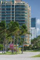 tours de sauveteur colorées et gratte-ciel à south beach, miami. photo