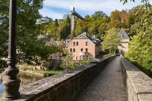 vieux pont piétonnier dans la ville de luxembourg. photo