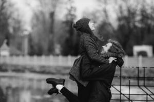 beau couple s'amusant sur la jetée photo