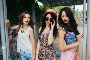 trois belles jeunes filles à l'arrêt de bus photo