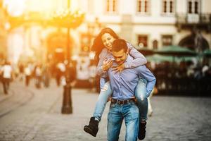 un couple s'amuse en ville photo