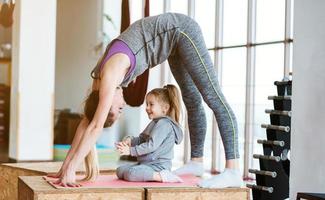 maman et fille effectuent ensemble différents exercices photo