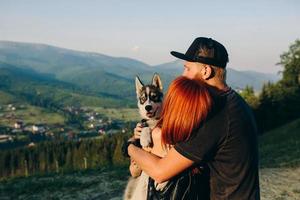 beau couple sur la colline photo