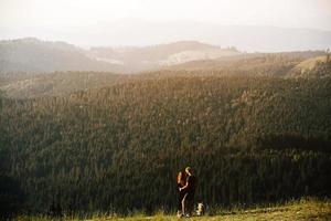 photo d'un couple à la montagne