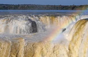 l'eau de la rivière passe au bord du gouffre photo