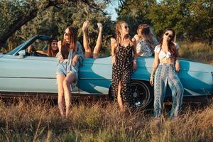 six filles s'amusent à la campagne photo