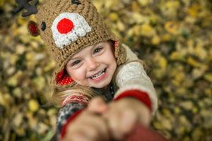 fille sourire à huis clos photo