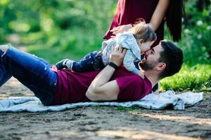 jeune famille avec un enfant sur la nature photo