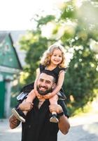 une petite fille est assise sur les épaules photo