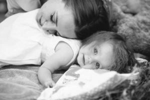 belle jeune femme avec son enfant à l'extérieur photo