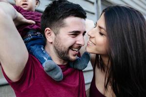 jeune famille avec un enfant photo