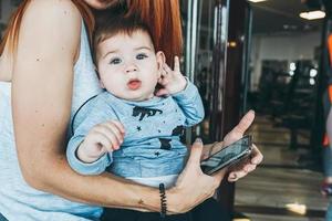 mère avec son fils dans la salle de gym photo