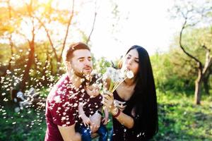 jeune famille avec un enfant sur la nature photo