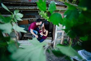 jeune famille avec un enfant sur la nature photo