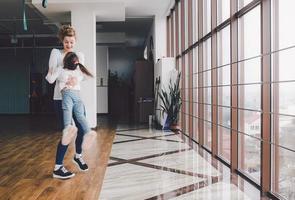 mère tord sa fille dans la salle de gym photo