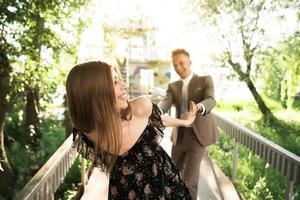 jeune couple se présentant à la caméra. photo