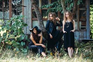 trois femmes vintage comme sorcières photo