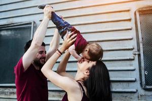 jeune famille avec un enfant photo