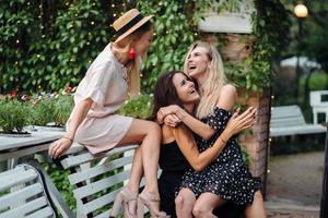 trois filles sur le banc photo