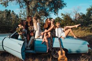 six filles s'amusent à la campagne photo