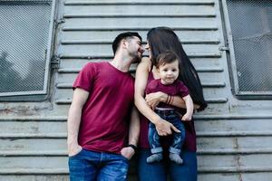 jeune famille avec un enfant photo