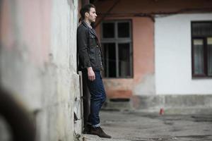 homme en jeans sur le fond d'un mur photo