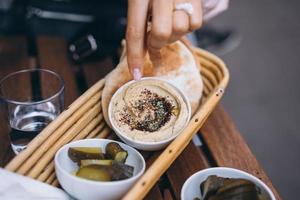 délicieux houmous frais, pain pita et concombres cornichons photo