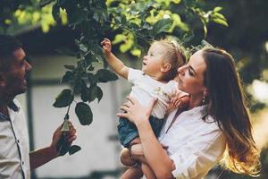 familles avec un enfant dans le jardin d'été photo