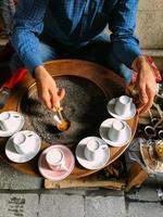 un homme fait du café turc photo