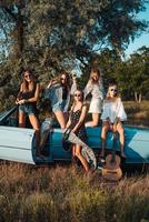 six filles s'amusent à la campagne photo