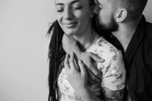 homme et femme sur un mur blanc photo