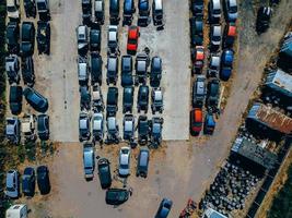 vue aérienne de la grande décharge de voitures photo