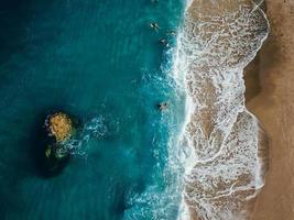 vue aérienne depuis un drone volant de personnes se relaxant photo