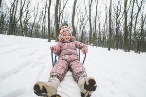 maman avec une petite fille dans le parc photo