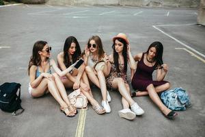 cinq belles jeunes filles se détendre photo