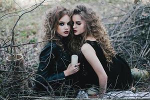 deux sorcières vintage se sont réunies la veille d'halloween photo