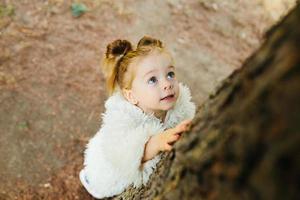 jolie petite fille joue à l'extérieur photo