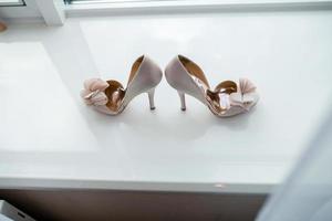 paire de chaussures blanches photo