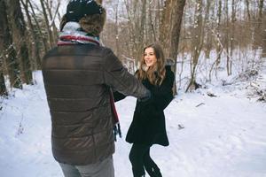 beau couple marchant dans la forêt photo