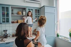 famille heureuse s'amusant dans la cuisine photo