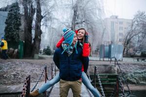 beau couple est debout sur un petit pont photo