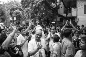 new delhi, inde 01 juillet 2022 - un énorme rassemblement de fidèles de différentes parties de delhi à l'occasion de ratha yatra ou rathyatra. rath pour seigneur jagannath tiré par des gens, jagannath rath yatra photo