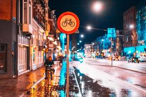 Signe de piste cyclable sur une rue de nuit photo
